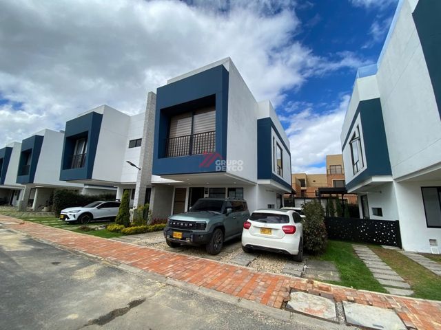 Casa moderna y sostenible en Cota - 3 niveles