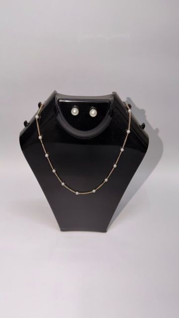 Set de Collar y Aretes de Perlas con Cadena Dorada